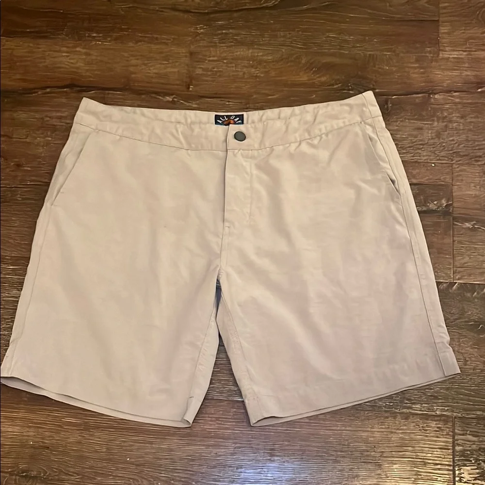 FAHERTY MEN'S ALL DAY SHORTS IN KHAKI EUC 36